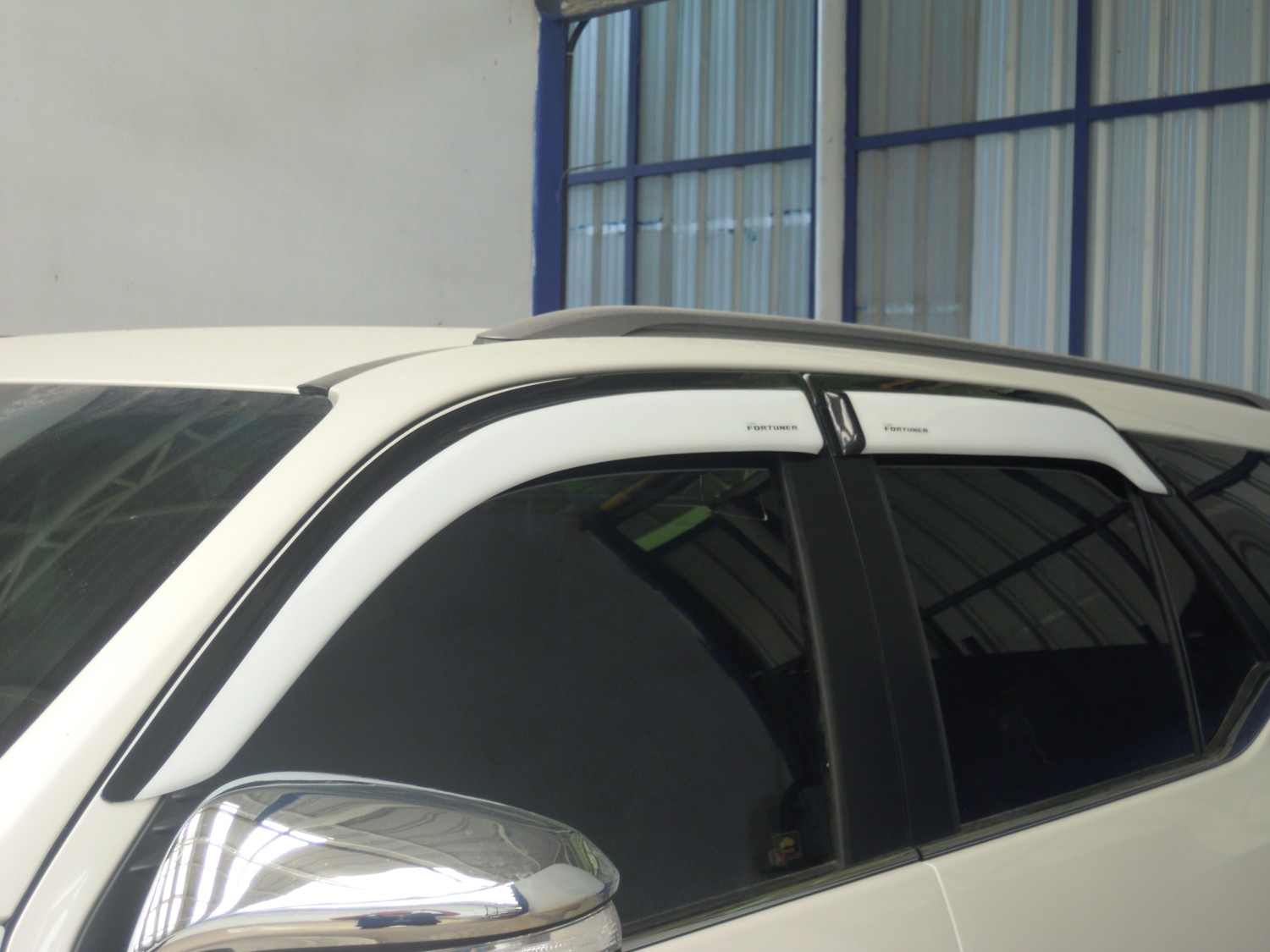 กันสาดประตู (โมล์เล็ก)