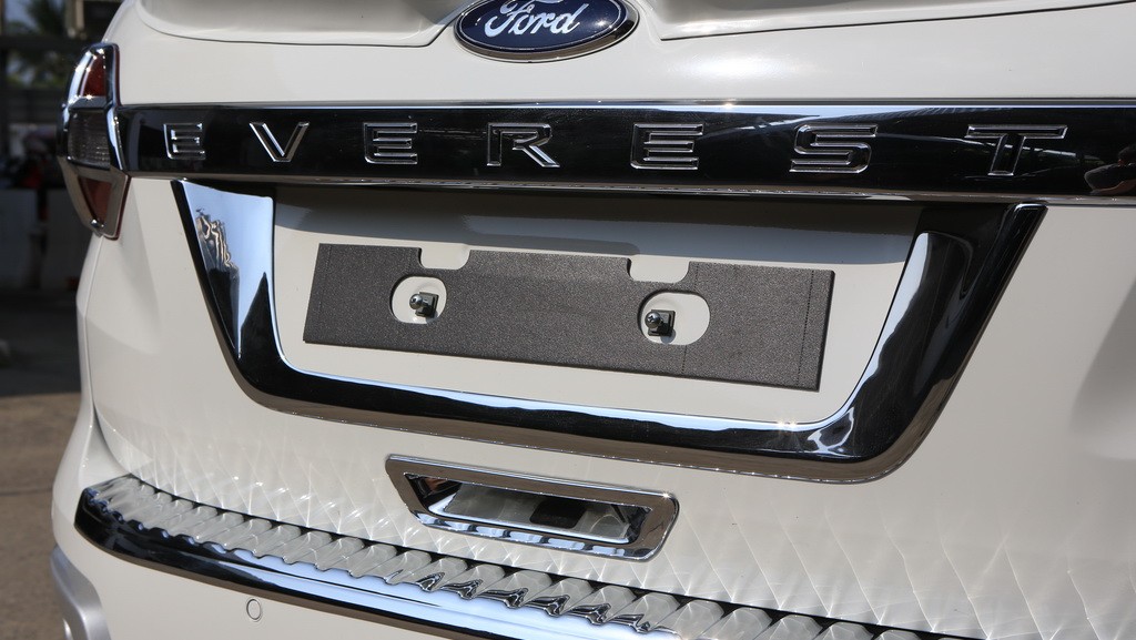 คิ้วขอบป้ายทะเบียน