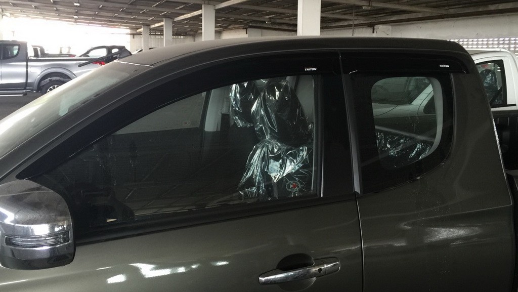 กันสาดประตู (โมล์เล็ก)