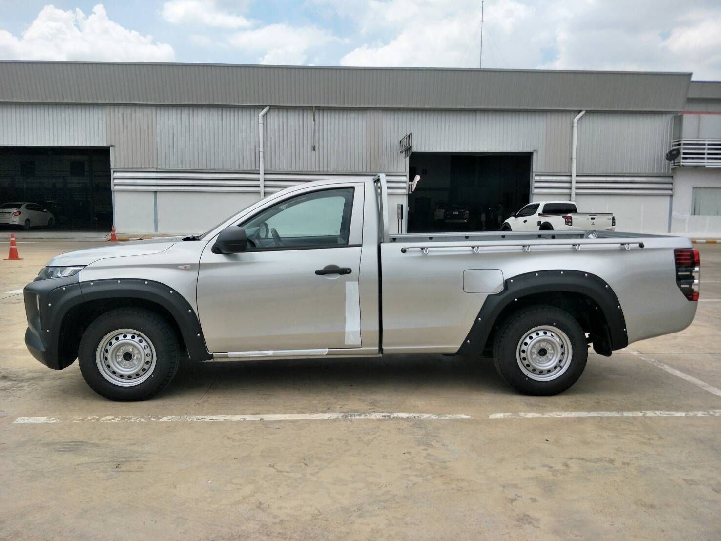 คิ้วล้อ (V.5) รุ่นช่วงยาว 6" 6 ชิ้น มีน๊อต (สำหรับใส่กับเกิร์ตหน้าทรงห้าง)