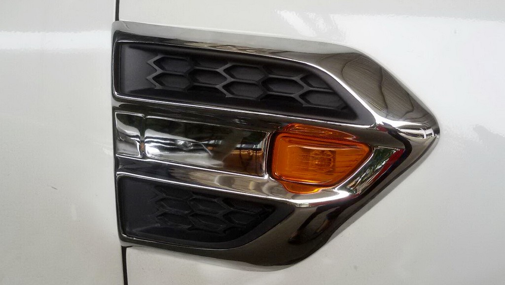 ครอบแก้มข้าง (แบบหลบไฟเลี้ยว)