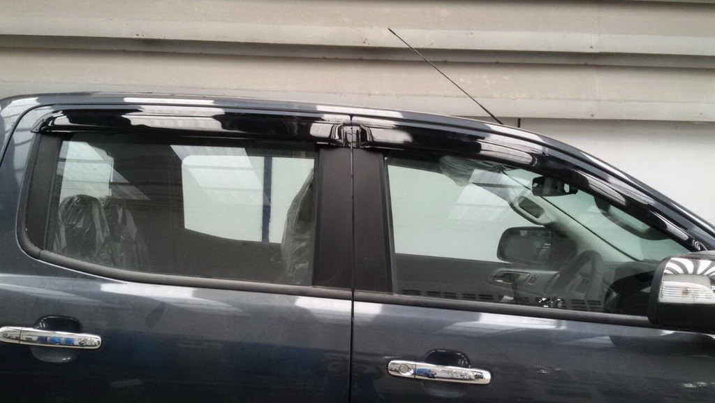 กันสาดประตู (โมล์เล็ก)