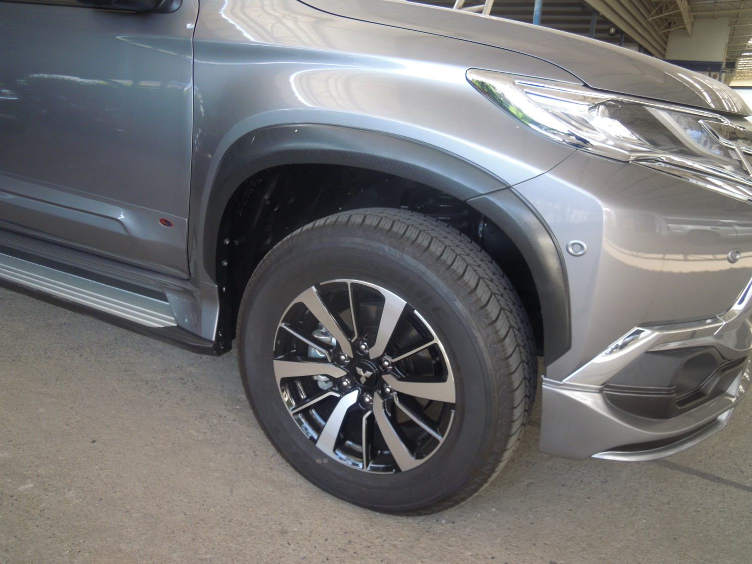 คิ้วล้อ (V.1) 3 " 8 ชิ้น (แบบติดกาว)