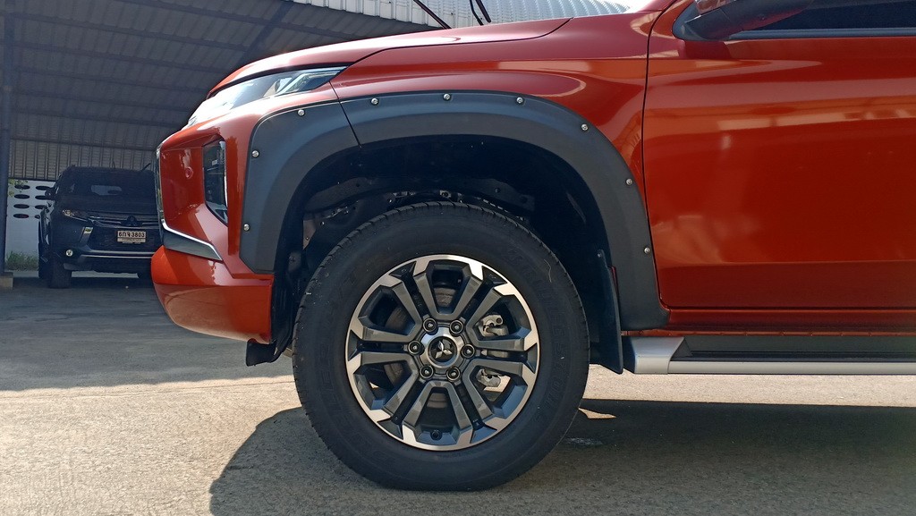 คิ้วล้อ (V.5) 6" 6 ชิ้น มีน๊อต (สำหรับใส่กับเกิร์ตหน้าทรงห้าง)