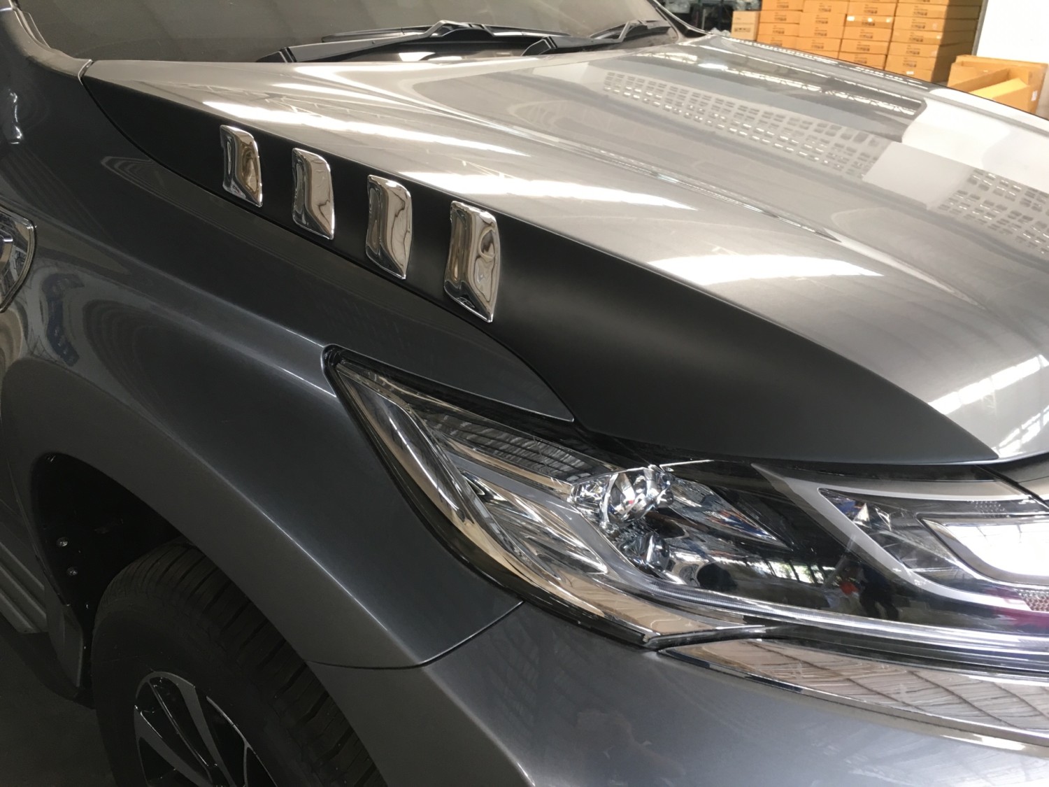 ช่องลมหลอกข้างฝากระโปรงหน้า