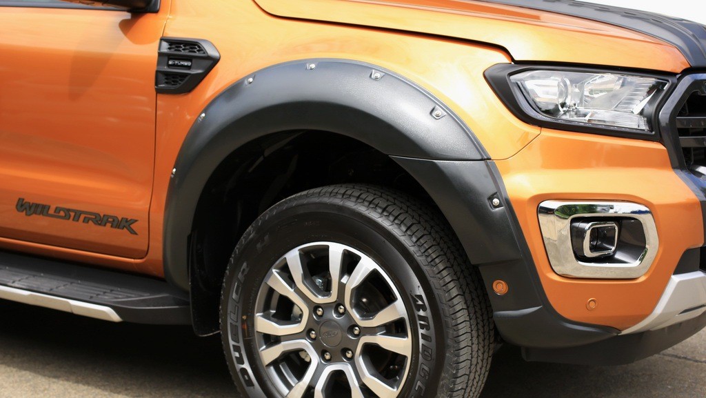 คิ้วล้อ (V.2) 6 ชิ้น 9 นิ้ว มีน๊อต