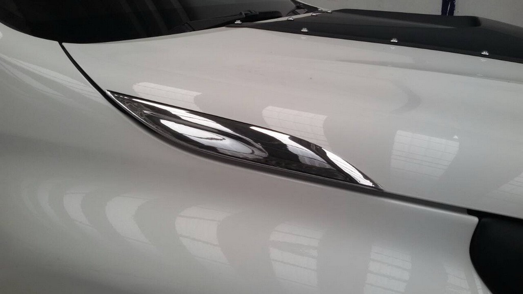 คิ้วตกแต่งข้างฝากระโปรงหน้า