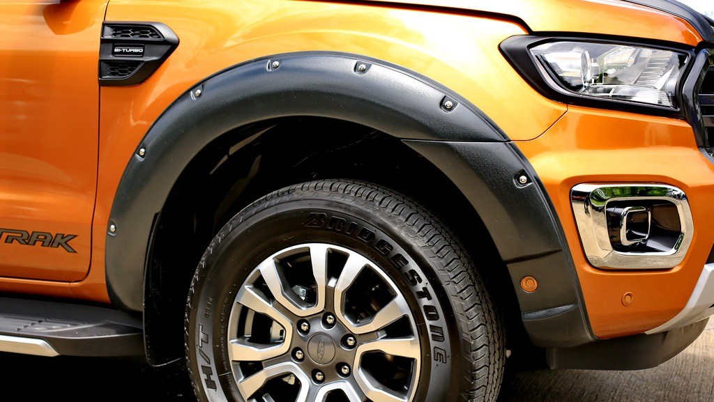 คิ้วล้อ (V.10) 6 ชิ้น 6 นิ้ว มีน๊อต