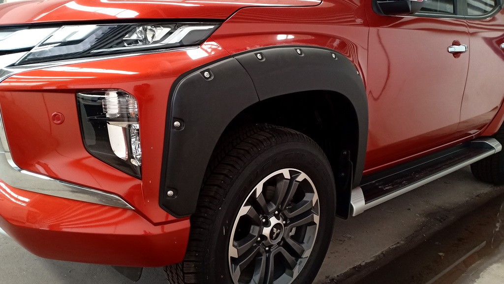 คิ้วล้อ (V.3) 6" 6 ชิ้น มีน๊อต (สำหรับใส่กับเกิร์ตหน้าทรงห้าง)