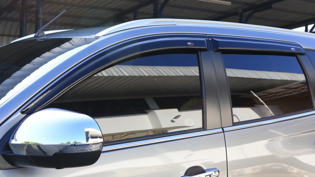 กันสาดประตู (โมล์เล็ก)