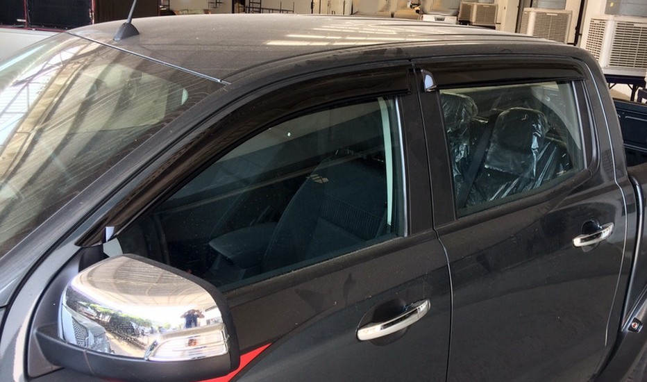 กันสาดประตู (โมล์เล็ก)