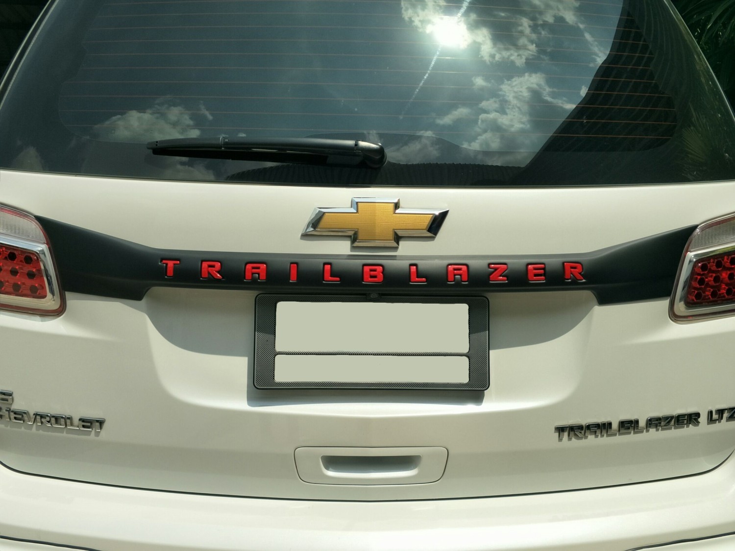 คิ้วฝากระโปรงท้าย