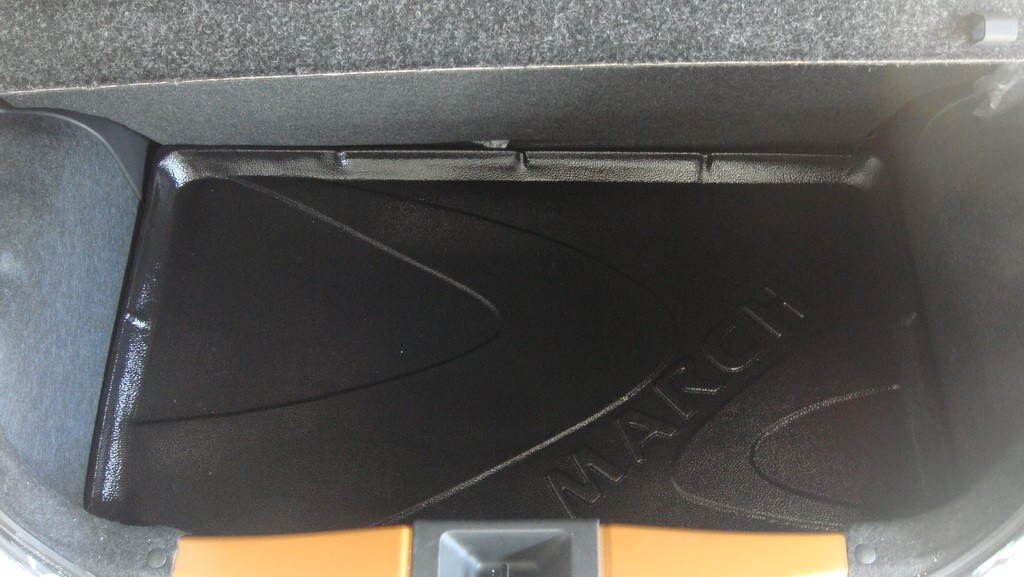 ถาดวางของท้ายรถ