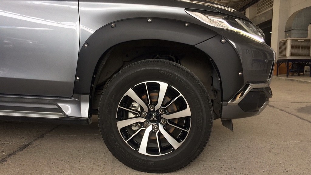 คิ้วล้อ (V.3) 8 ชิ้น มีน๊อต