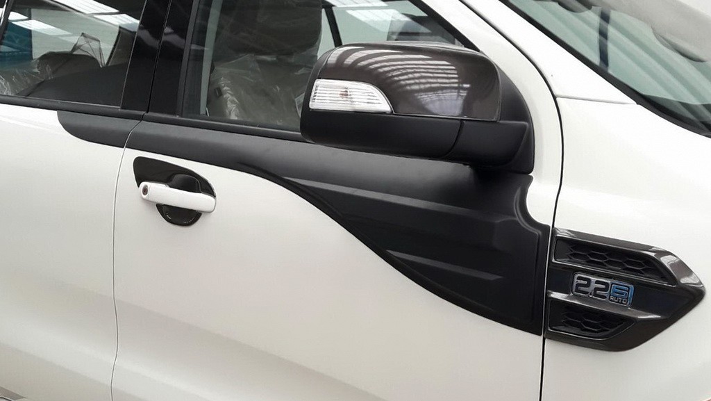 คิ้วขอบประตูตัวบน