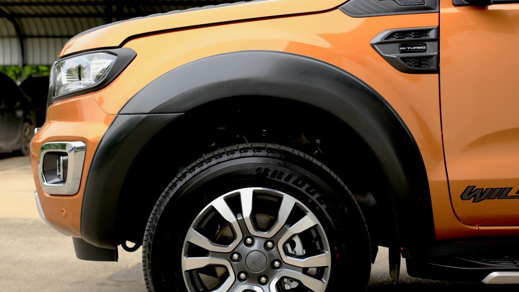 คิ้วล้อ (V.1) 6 ชิ้น 6 นิ้ว ทรงเรียบ แบบติดกาว 3 M