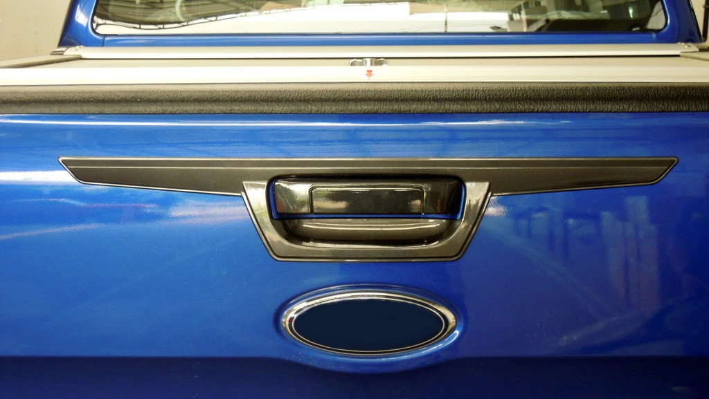 คิ้วฝากระโปรงท้าย (ตัวบน)