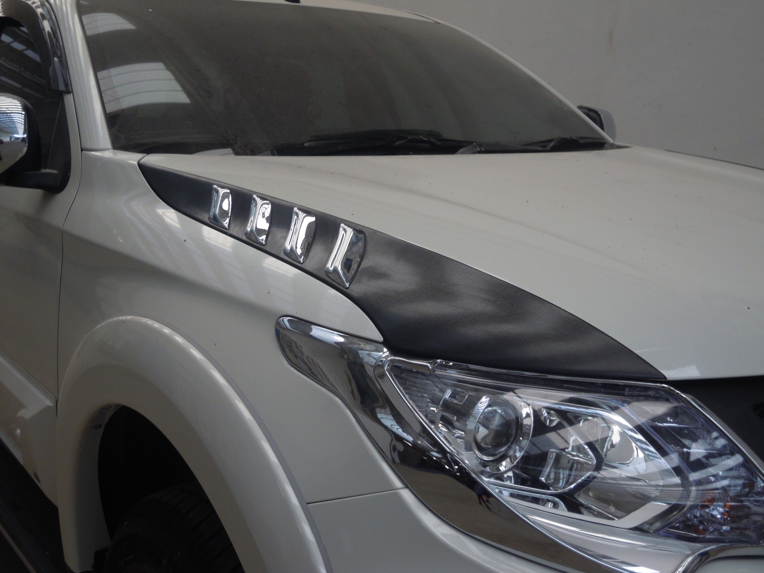 ช่องลมหลอกฝากระโปรงหน้ามีโครเมียม