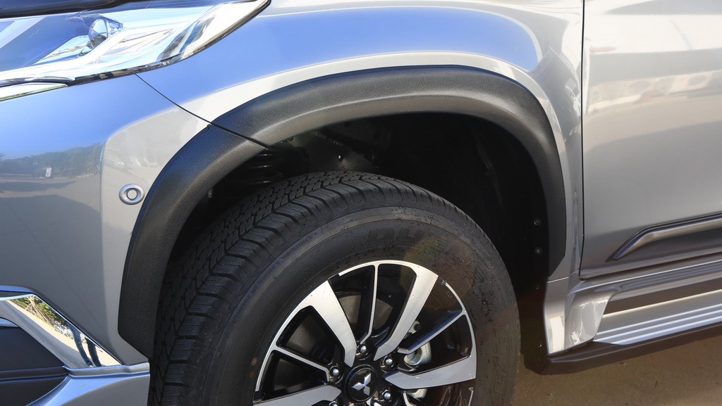 คิ้วล้อ (V.1) 3 " 8 ชิ้น (แบบติดกาว)