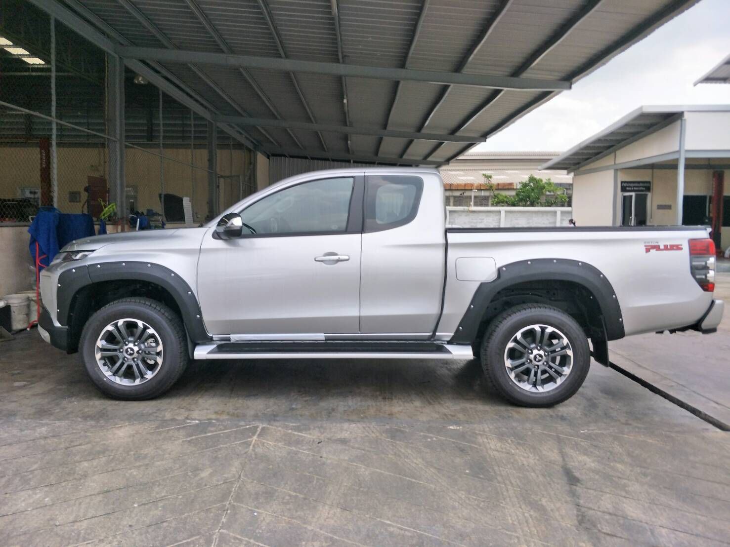 คิ้วล้อ (V.5) รุ่นแค๊บ 6" 6 ชิ้น มีน๊อต (สำหรับใส่กับเกิร์ตหน้าทรงห้าง)