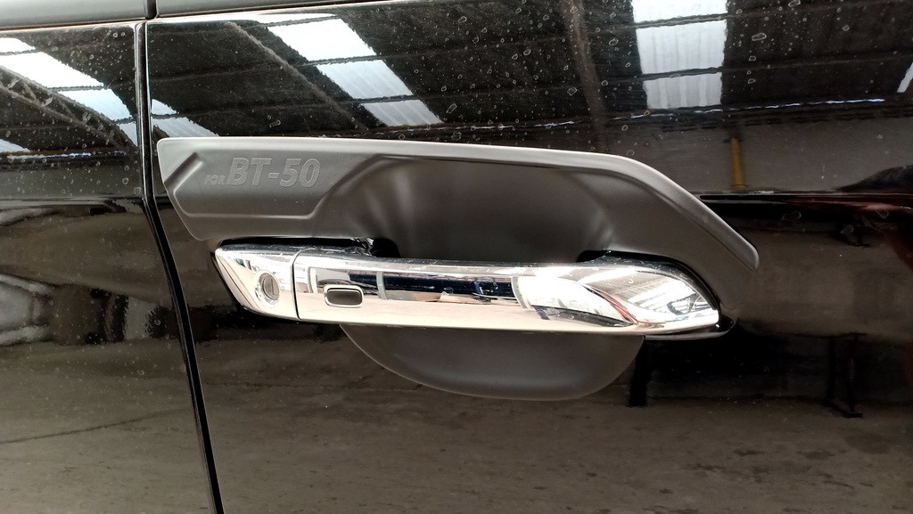 ถาดรองมือเปิดประตู