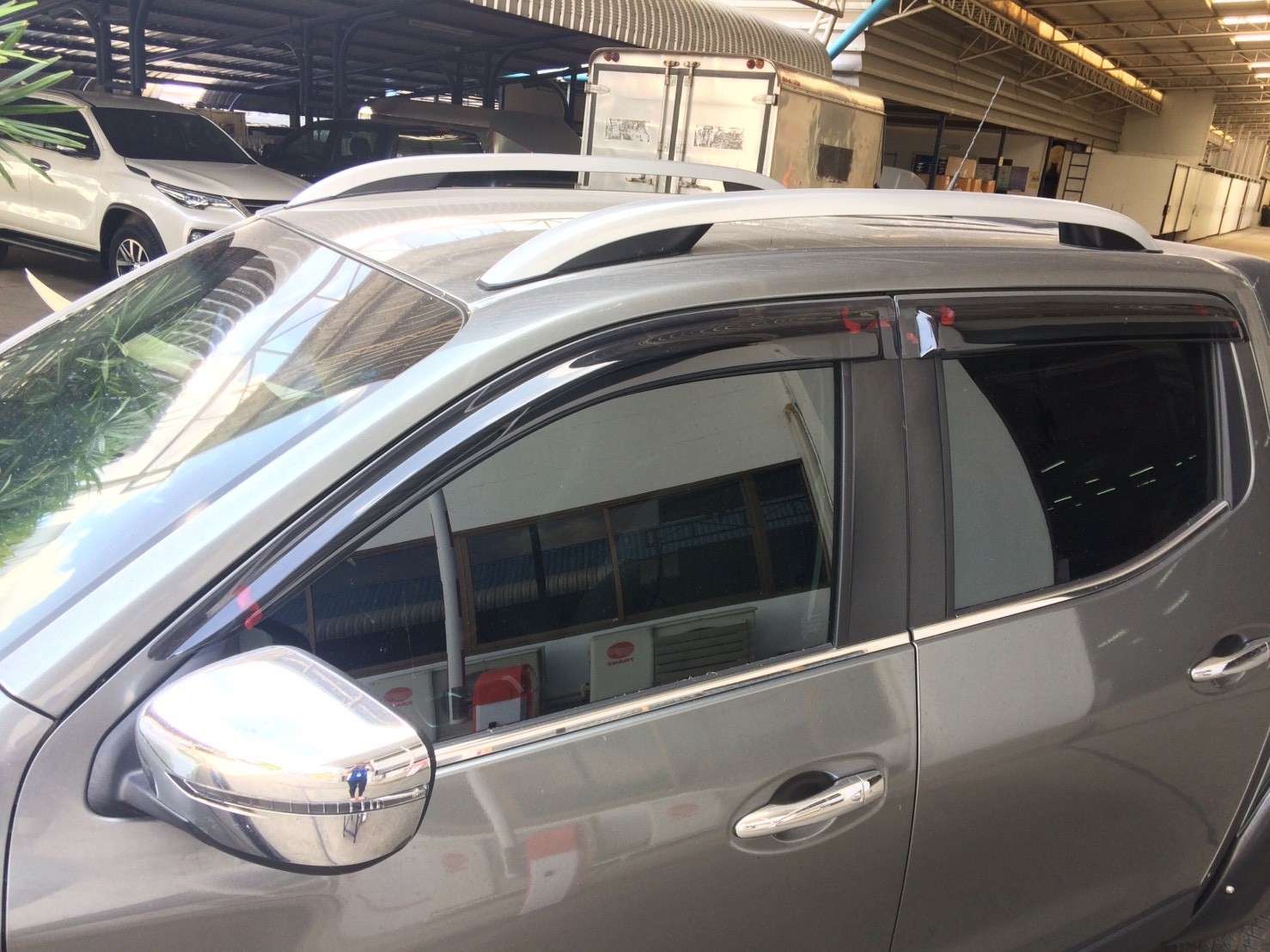 กันสาดประตู (โมล์เล็ก)