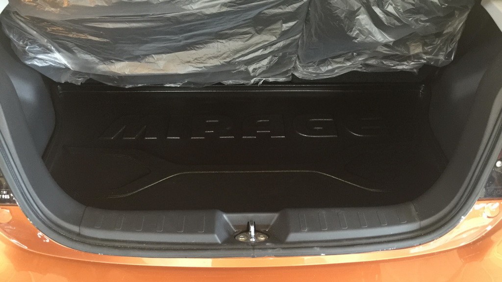 ถาดวางของท้ายรถ