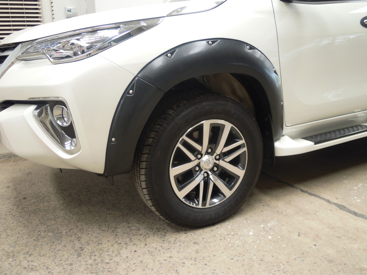 คิ้วล้อ (V.2) มีนีอต 4 ชิ้น 8"